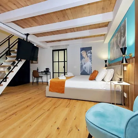 Charming Navona Hotel 4*